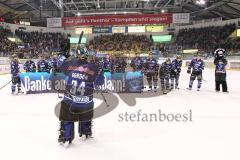 DEL - 6.Spiel - Playoff - ERC Ingolstadt - Krefeld Pinguine 2:7 - Die Panther mit Spruchband auf dem Eis vor den Fans, 7. Mann