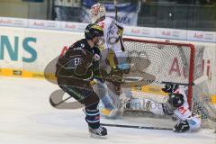 DEL - ERC Ingolstadt - Krefeld Pinguine - Playoff 4.Spiel - Chris Heid stößt Krefelder Richard Pavlikovsky ins Tor