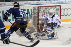 DEL - ERC Ingolstadt - Iserlohn Roosters - Derek Hahn (43) scheitert am Torwart Shawn Hunwick