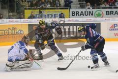 DEL - ERC Ingolstadt - Straubing Tigers - Christoph Gawlik stürmt aufs Tor, hinten lauert Sean O´Connor