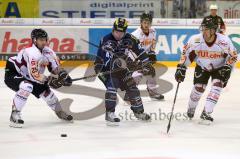 DEL - ERC Ingolstadt - Hannover Scorpions - Derek Hahn mitte links Alexander Janzen und rechts Robin Thomson