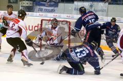 DEL - ERC Ingolstadt - Hannover Scorpions - Jaohn laliberte im Kampf am Tor mit Derek Hahn