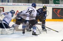 DEL - ERC Ingolstadt - Hamburg Freezers - rechts Jared Ross umkreist das Tor