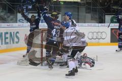 DEL - ERC Ingolstadt - Augsburger Panther - Derek Hahn mit dem 2:0, hinten jubelt Thomas Greilinger