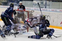 DEL - ERC Ingolstadt - Eisbären Berlin - Jared Ross schießt rückwärts über die Schulter ins Tor