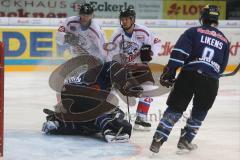 DEL - ERC Ingolstadt - Nürnberg Icetigers - Torwart Markus Janka (60)  in Bedrängnis