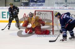 DEL - ERC Ingolstadt - Düsseldorf EG - Christoph Gawlik knapp am Tor, links Joe Motzko