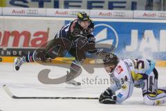 DEL - ERC Ingolstadt - Krefeld Pinguine - Playoff 4.Spiel - Alexander Oblinger (20) zieht ab und Kyle Sonnenburg wirft sich in den Puck