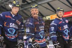 DEL - ERC Ingolstadt - Krefeld Pinguine - Jakub Ficenec (38) nach seinem 500. DEL Spiel mit Craig Weller (27) rechts und links Alexander Oblinger (20)