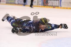 DEL - ERC Ingolstadt - Krefeld Pinguine - Jakub Ficenec (38) nach seinem 500. DEL Spiel feiert mit den Fans und rutscht am Boden
