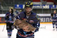 DEL - ERC Ingolstadt - Kölner Haie - Chris Heid mit Nachwuchs auf der Ehrenrunde für die Fans