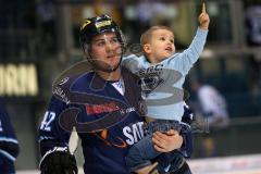 DEL - ERC Ingolstadt - Iserlohn Roosters - Jared Ross (42)  mit Sohn