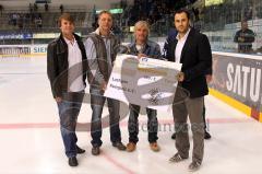 DEL - ERC Ingolstadt - Hamburg Freezers - Spendenübergabe Goals for Kids mit Stephan Retzer rechts und Bernd Wöhrl von IN-City links