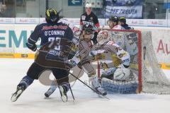 DEL - 6.Spiel - Playoff - ERC Ingolstadt - Krefeld Pinguine 2:7 - Sean O´Connor (73)  wird gestoppt