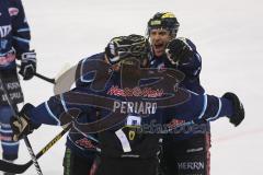 DEL - ERC Ingolstadt - Eisbären Berlin 4:2 - Michel Periard trifft zumr Führung 3:2, Patrick Hager und Alexander Sulzer jubeln, Tor