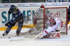 DEL - ERC Ingolstadt - Kölner Haie - Jared Ross knapp am Tor, Youri Ziffzer aufmerksam