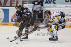 DEL - ERC Ingolstadt - Krefeld Pinguine - Playoff 4.Spiel - Joe Motzko (19) links