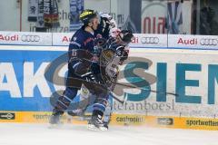 DEL - ERC Ingolstadt - Krefeld Pinguine - John Laliberte (15)  im Zweikampf
