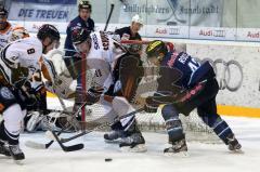 DEL - ERC Ingolstadt - Grizzly Adams Wolfsburg - rechts Jared Ross scheitert an Benedikt Schopper und links Kai Hospelt