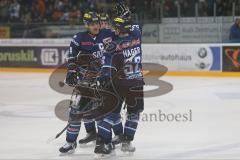 DEL - ERC Ingolstadt - Iserlohn Roosters - Tor Jared Ross (42), Tim Conboy (4) gratuliert