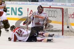 DEL - ERC Ingolstadt - Hannover Scorpions - Green rettet den Puck vor dem Tor von Dimitri Pätzold