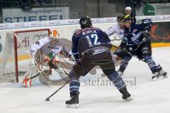 DEL - ERC Ingolstadt - Grizzly Adams Wolfsburg - Tyler Bouck am Torwar Sebastian Vogl, rechts Derek Hahn