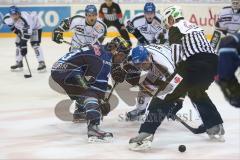 DEL - ERC Ingolstadt - Augsburger Panther - links Derek Hahn am Bully