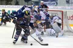 DEL - ERC Ingolstadt - EHC Red Bull München 4:5 n.P. - Christoph Gawlik am Tor im Zweikampf