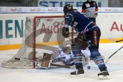 DEL - ERC Ingolstadt - Iserlohn Roosters - Sean O´Connor (73)  knapp am Tor, Torwart Shawn Hunwick