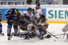 DEL - ERC Ingolstadt - Grizzly Adams Wolfsburg - Tyler Bouck kämpft sich zum Tor, ohne Erfolg