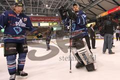 DEL - 6.Spiel - Playoff - ERC Ingolstadt - Krefeld Pinguine 2:7 - Torwart Ian Gordon (34) in seinem letzten DEL Spiel lässt sich von den Fans feiern