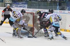 DEL - ERC Ingolstadt - Krefeld Pinguine - Playoff 4.Spiel - John Laliberte (15)  in Bedrängnis am Tor