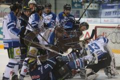 DEL - ERC Ingolstadt - Straubing Tigers - Drängelei am Straubinger Tor Laliberte am Boden und Kris Sparre wird hinten umgeworfen