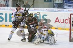 DEL - ERC Ingolstadt - Krefeld Pinguine - Playoff 4.Spiel - Patrick Hager (52) im Zweikampf mit Torwart Tomas Duba