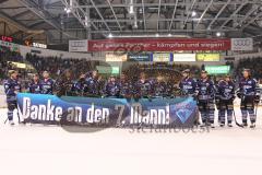 DEL - 6.Spiel - Playoff - ERC Ingolstadt - Krefeld Pinguine 2:7 - Die Panther mit Spruchband auf dem Eis vor den Fans, 7. Mann