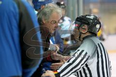 ERCI-Junioren-Ice Hogs Pfaffenhofen Trainer Richard Neubauer mit der Entscheidung des Schiedsrichter nicht zufrieden Foto: Juergen Meyer