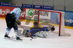 ERCI-Junioren-Ice Hogs Pfaffenhofen Marco Reinholz im Zweikampf Foto: Juergen Meyer