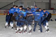 ERCI-Junioren-Ice Hogs Pfaffenhofen Juniorenmannschaft tanzt auf dem Eis  Foto: Juergen Meyer