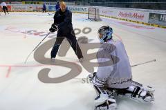 ERC Ingolstadt 1. Training -  Torwarttrainer Jonas Forsberg mit Markus Janka und Timo Pielmeier - Foto: Jürgen Meyer