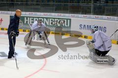 ERC Ingolstadt 1. Training -  Torwarttrainer Jonas Forsberg mit Markus Janka und Timo Pielmeier - Foto: Jürgen Meyer