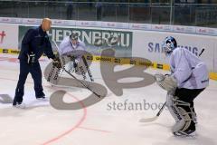 ERC Ingolstadt 1. Training -  Torwarttrainer Jonas Forsberg mit Markus Janka und Timo Pielmeier - Foto: Jürgen Meyer