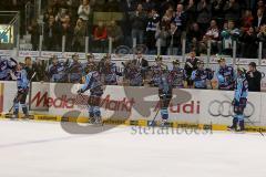 ERC Ingolstadt - Straubing Tigers - Abklatschen an der Spielbank nach dem 2:1 - Foto: Jürgen Meyer