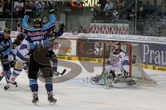 ERC Ingolstadt - Straubing Tigers - Travis Turnball (71) bejubelt das Tor von Greg Classen - Foto: Jürgen Meyer