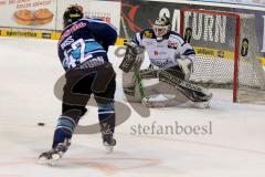 ERC Ingolstadt - Straubing Tigers - Jared Ross (42) mit einer Torchance - Foto: Jürgen Meyer