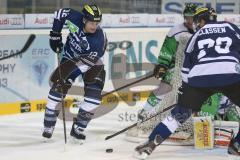 European Trophy 2013 - ERC Ingolstadt - EV Zug - knapp am Tor Tyler Bouck (12) und Greg Classen (79)