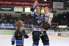 European Trophy 2013 - ERC Ingolstadt - EV Zug - Tyler Bouck (12) bedankt sich bei den Fans