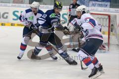 European Trophy - ERC Ingolstadt - Adler Mannheim - Tyler Bouck (12) vor dem Tor im Zweikampf