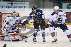 European Trophy - ERC Ingolstadt - Adler Mannheim - Kein Durchkommen: Der Ingolstädter Travis Turnbull (Mitte) wird unmittelbar vor Adler-Goalie Dennis Endras vom Mannheimer Verteidiger Denis Reul (rechts) gestoppt.