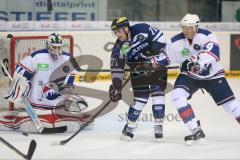 European Trophy - ERC Ingolstadt - Adler Mannheim - Kein Durchkommen: Der Ingolstädter Travis Turnbull (Mitte) wird unmittelbar vor Adler-Goalie Dennis Endras vom Mannheimer Verteidiger Denis Reul (rechts) gestoppt.