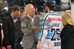 DEL - Playoff Finale - Kölner Haie KEC - ERC Ingolstadt - Deutscher Meister 2014 - Oberbürgermeister Alfred Lehmann übergibt Medaille an Robert Sabolic (25)